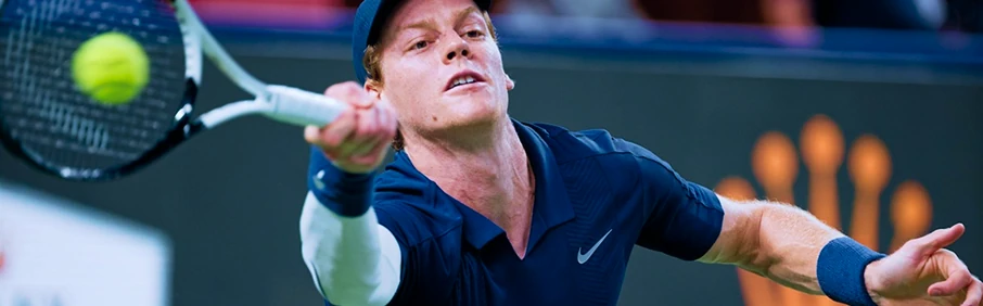 1XBET — Теннисист в момент подачи крупным планом