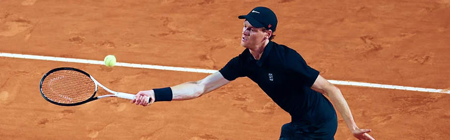 1xbet — теннисист выполняет подачу на грунтовом корте