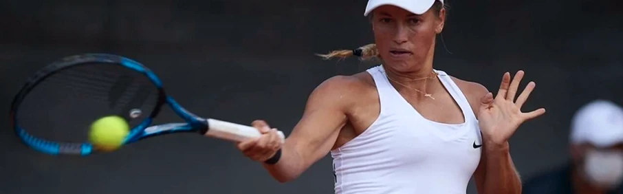 Теннисистка выполняет удар на турнире