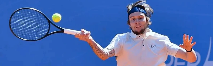 Теннисист выполняет удар на Уимблдоне 2025 — анализ матча и коэффициенты 1XBET