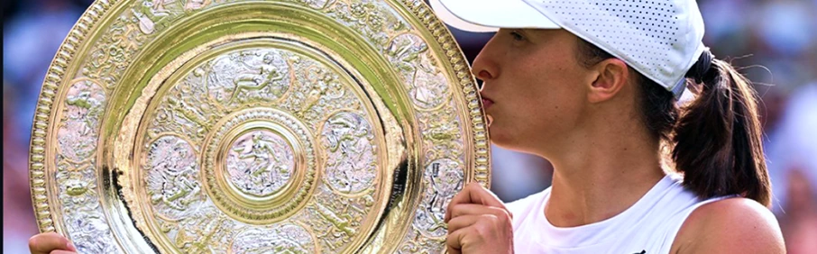 Победительница Уимблдона целует чемпионский трофей — фото для 1xBet