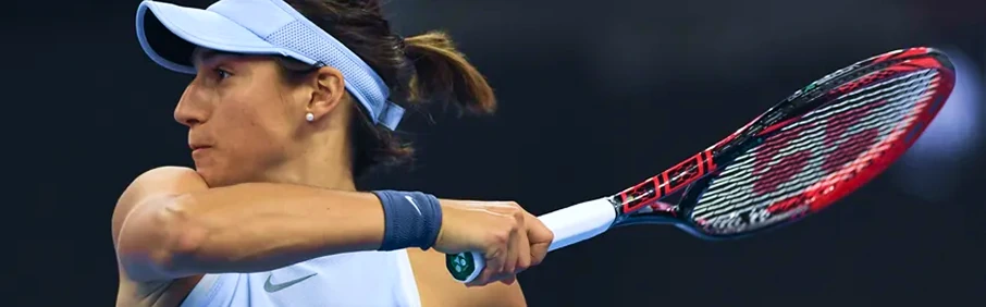 Теннисистка выполняет удар ракеткой на корте — анализ матча, прогнозы 1xBet