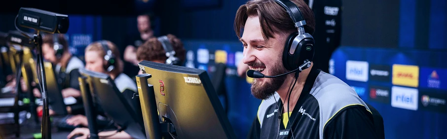 Киберспортсмены за игровыми станциями на турнире ESL при поддержке 1xbet