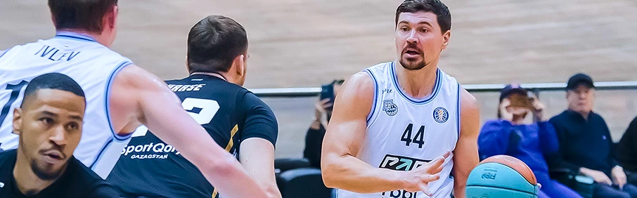 Игроки в баскетболе в момент матча, бренд 1xbet