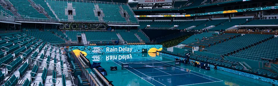 Теннисный корт с трибунами на открытом стадионе — 1xbet