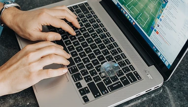 Работа за ноутбуком и онлайн-ставки на платформе 1xBet