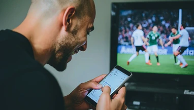 Пользователь ставит на матч в 1xBet через мобильное приложение
